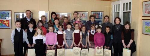 Дети и родители на открытии итоговой выставки изостудии "Череда".